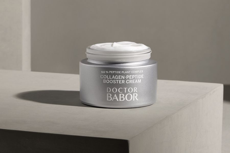 BABOR Collagen-Peptide Booster Creme im silbernen Tiegel auf Stein